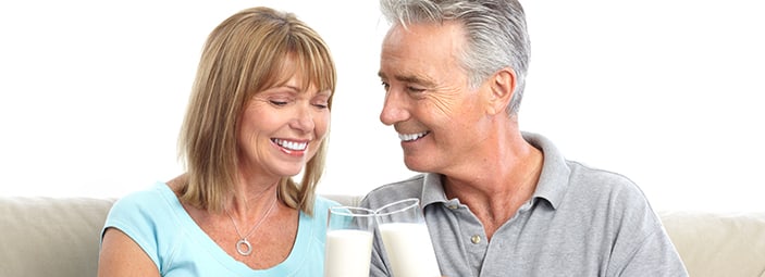 dettaglio uomo e donna che brindano con un bicchiere di latte